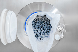 Rubber components transferred in a filling line using the DPTE® System