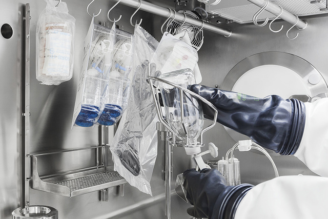 Sterility testing in an ISOFLEX-R isolator Sterility testing in an ISOFLEX isolator